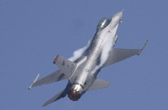 军机坠毁，波兰一架空军战斗机在训练时突然头朝下直冲地面，伴随着爆炸声化作火海，这