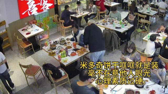“这是来吃饭还是来进货的？”西安这对小情侣火了，吃完自助餐还嫌不够，桌上的餐食全