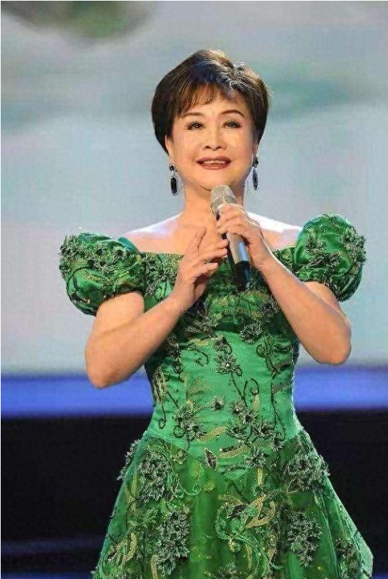 当年，韦唯和师父李谷一反目成仇，李谷一海军大将儿媳的身份吓得韦唯不轻，在她最害怕