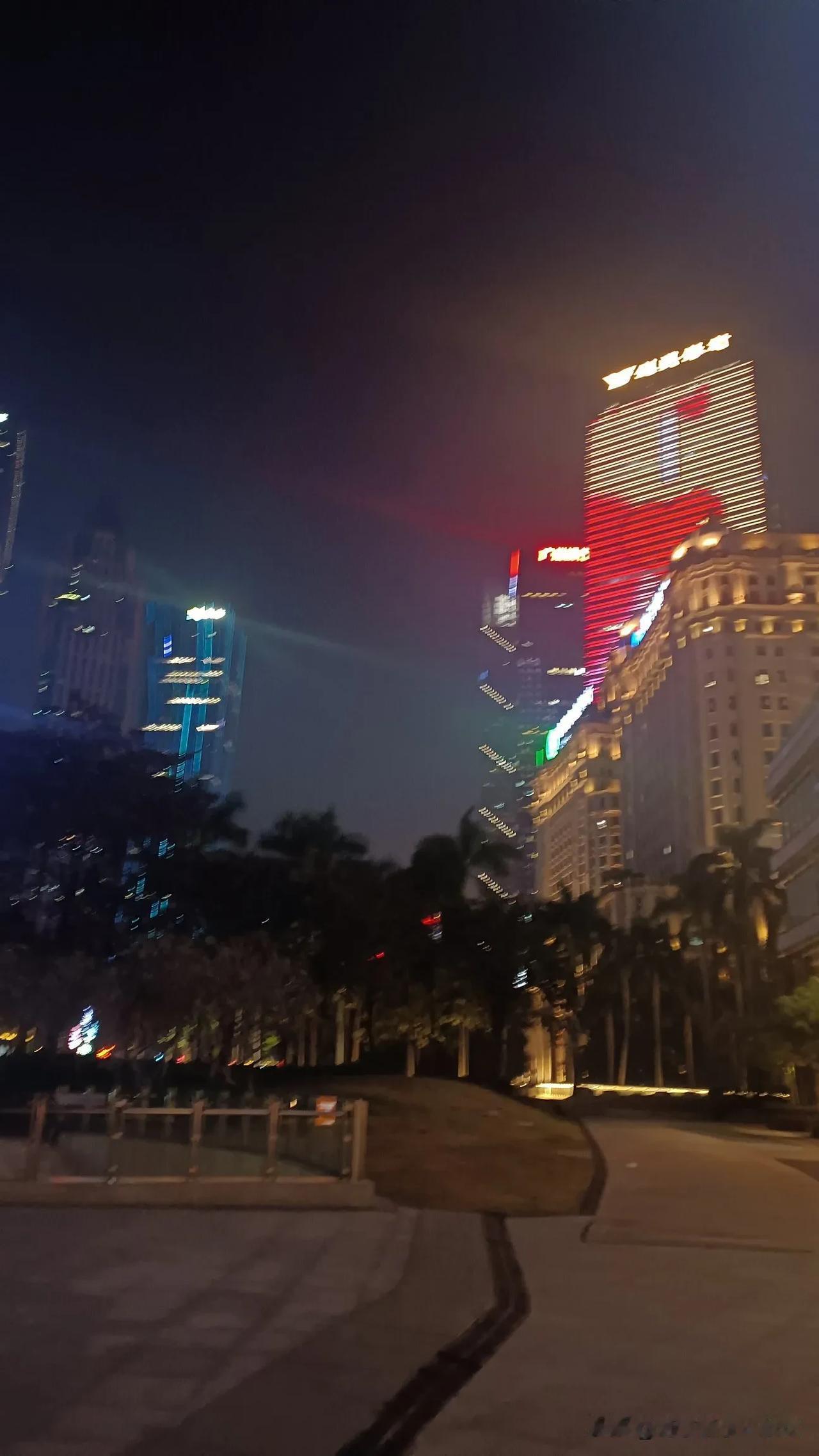 1月13日的广州，白天热得让人恍惚以为到了夏天，最高气温达24.8℃，街上不少人