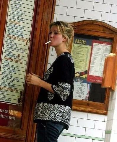 没想到特朗普女儿伊万卡也是个老烟枪。