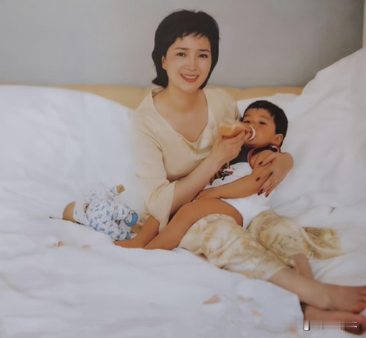 被誉为第一古装美女的何晴去世了，她去世，，最伤心的人不是的父母，也不是她的老