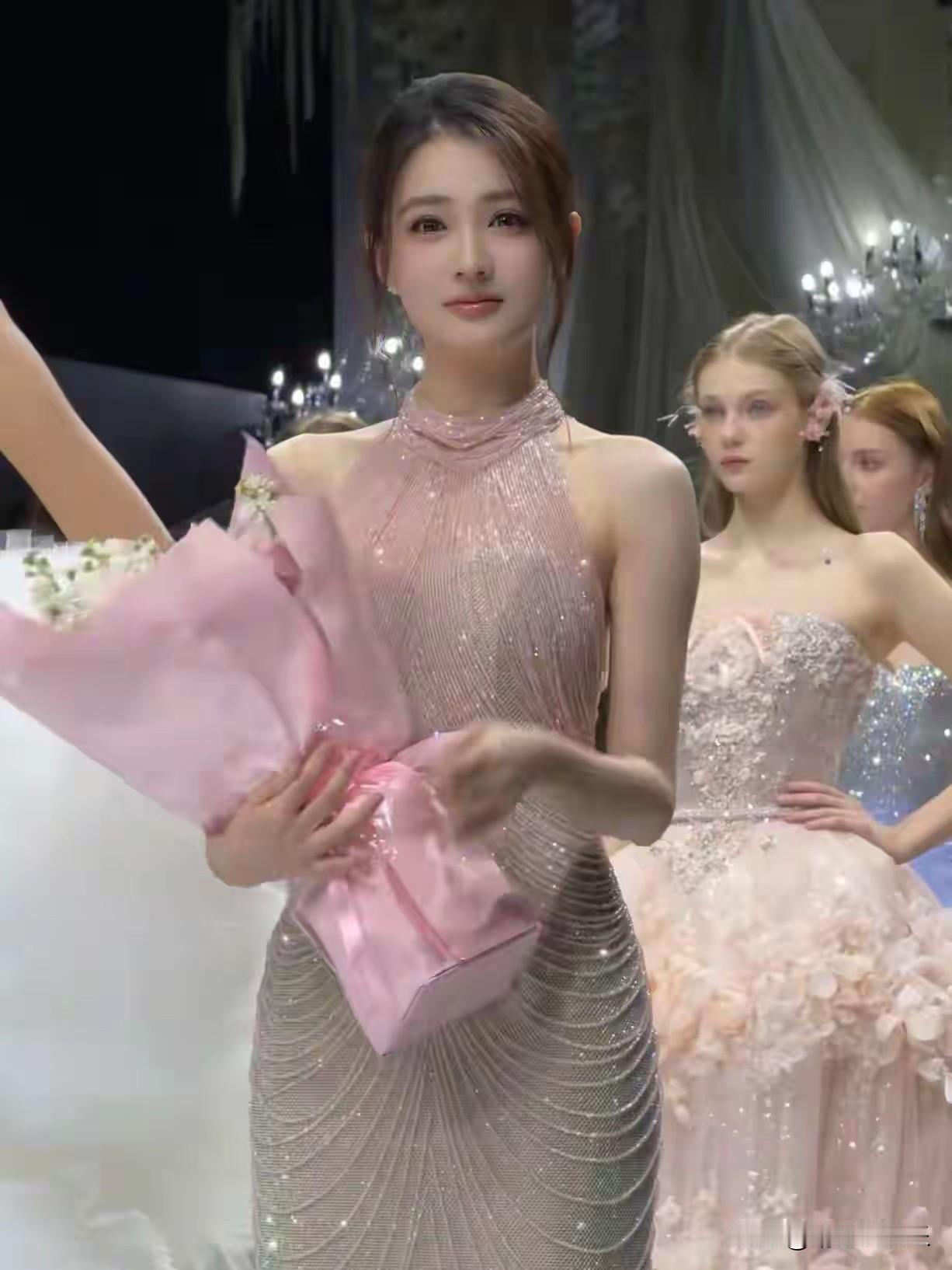 原来徐璐是这样的美女，平时看她在女明星中并不出彩，但当她站在身材高挑五官精致