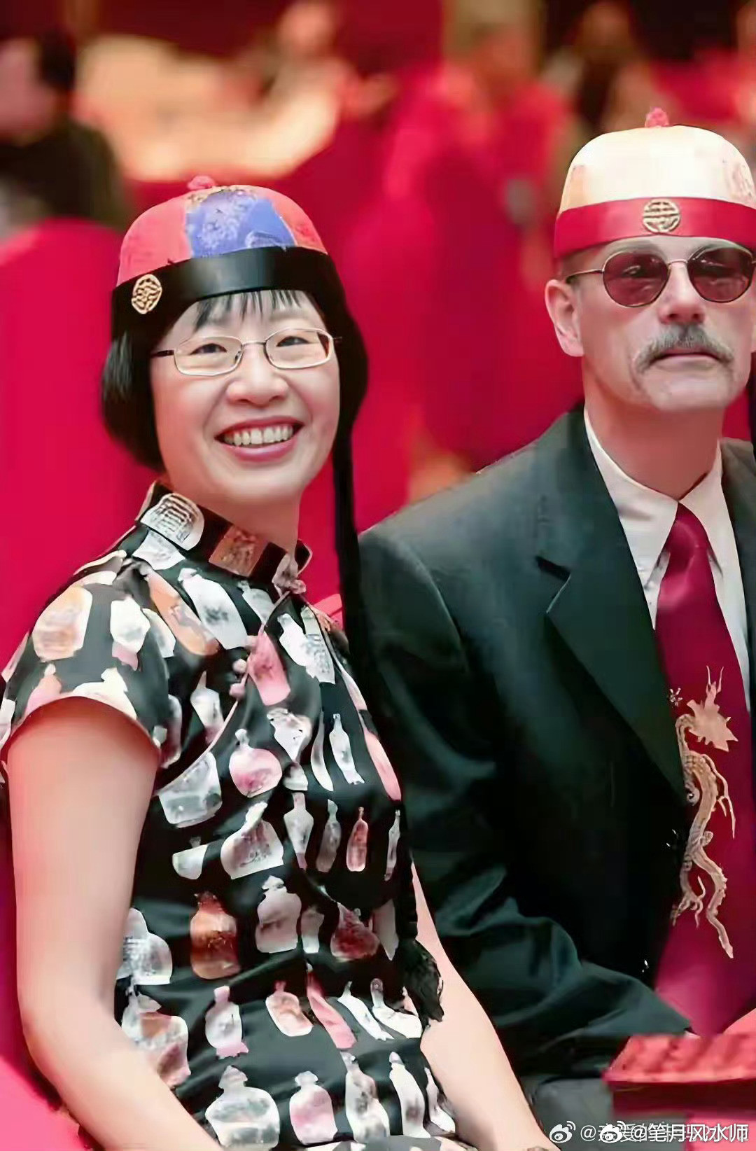 陈凯歌原配叫孙加林。说到导演陈凯歌的婚恋史，常提到的名字是：洪晃、倪萍、陈红。可是很少有人知道，在和