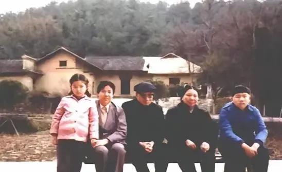 上世纪80年代，毛岸青与夫人邵华同家人相聚在毛主席故居前，坐在凳子上的合影。故居