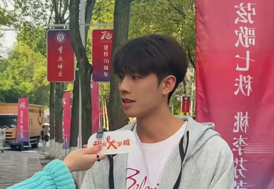 在街头，一位采访者随机对一名年轻小伙子询问了几个社会热点问题，其中问道：“日后你