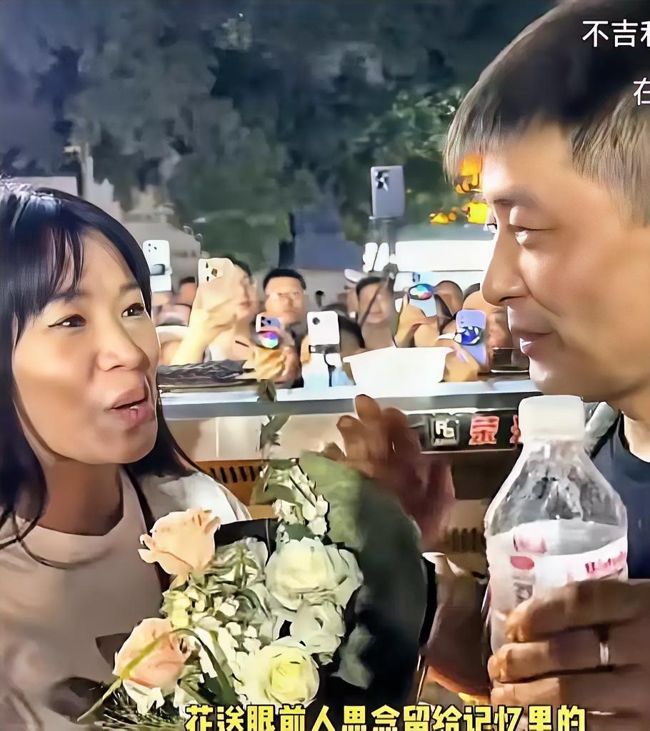 这份清醒，在流量泛滥的当下实在难得。因为长相撞脸名人，陈师傅突然被推到镜头面前，