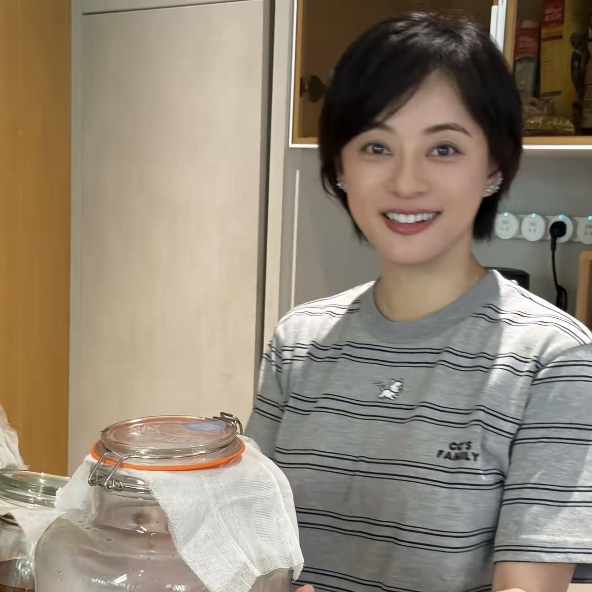 孙俪，咋个回春了呢？这波颜值回春真让人眼前一亮，眼睛不再外凸，脸部发腮的厚重