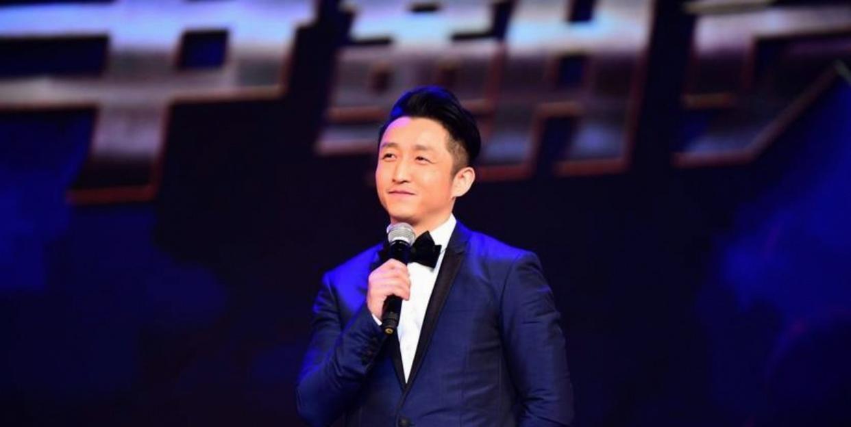 冉莹颖：你都四十五岁了，眼睛还有老毛病，还非要年底复出打拳？邹市明：我知道年纪