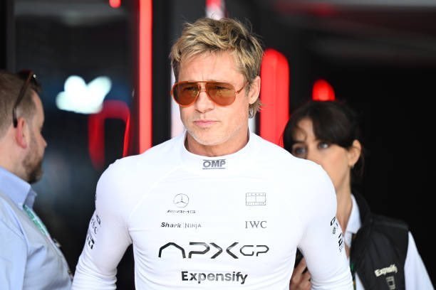 回顾一年前现身F1英国大奖赛取景拍摄F1电影的布拉德·皮特，六旬男神状态超好！！