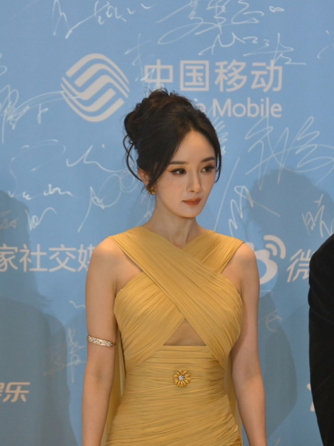 杨幂祖海女王我先跪了，第二次国内首穿，2025秋冬高定国内首秀，佩戴梵克雅宝