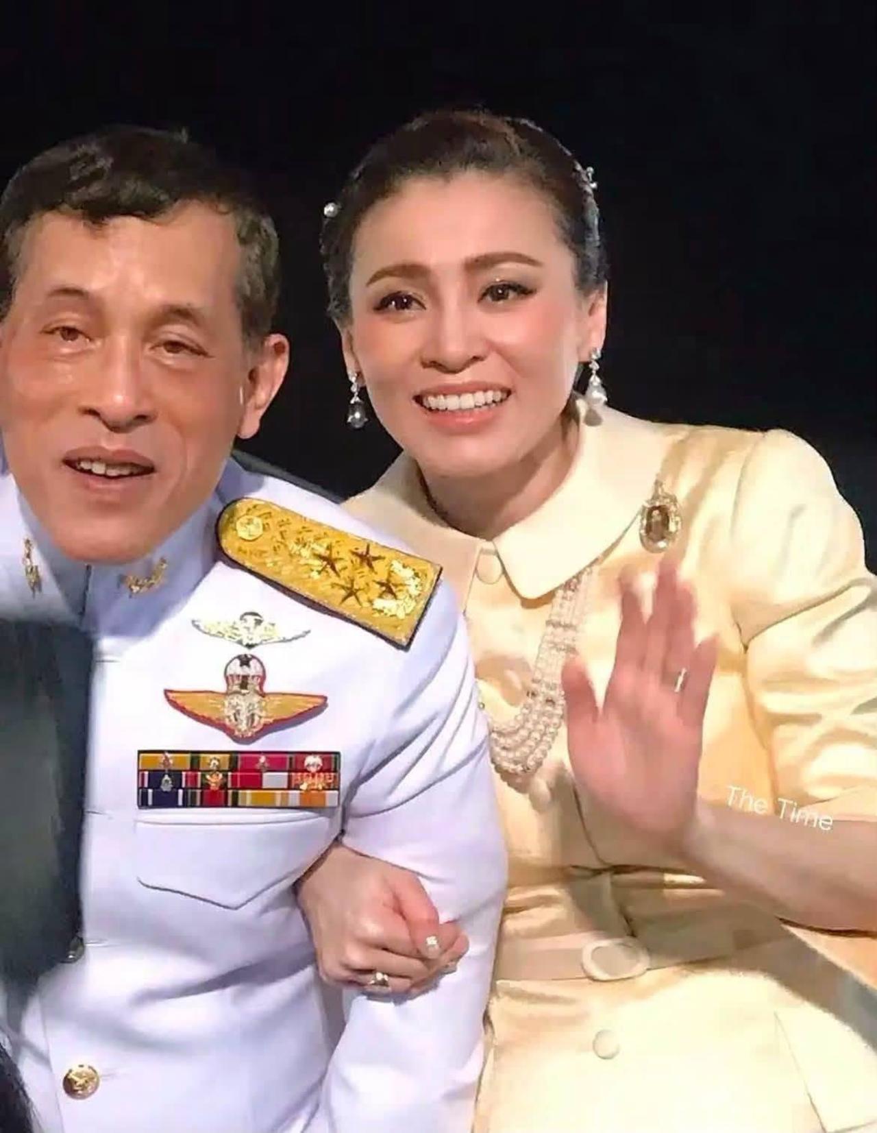 47岁苏提达善解人意，给泰王当拐杖苏提达空姐出身，身段好会来事儿，把74岁泰王