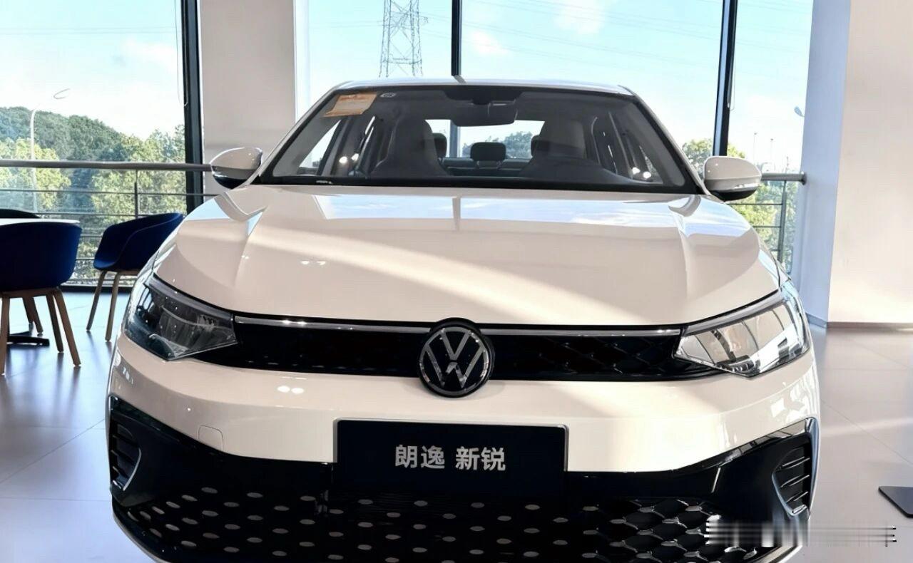 2025款全新大众朗逸新锐10月至低来到6.19万该配置指导价为8.79万元,目