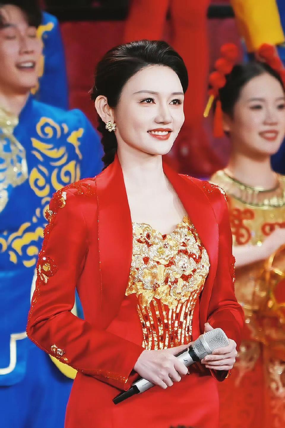 龙洋眼睛龙洋的眼睛会放电！笑起来酒窝一显，甜到齁，主持依旧稳如泰山！