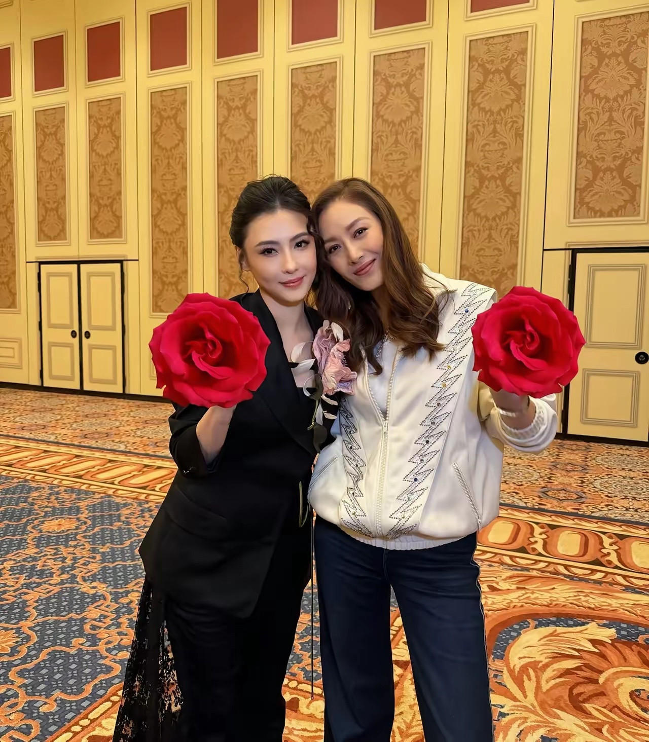 琦琦晒和张柏芝合影，美貌依旧，不愧是大美女！张柏芝今年46岁了，颜值还这么顶，她