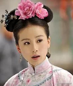 若曦为八阿哥求情的次日，马尔泰全族立刻遭贬：父亲与弟弟调往西南偏远之地，做有名无