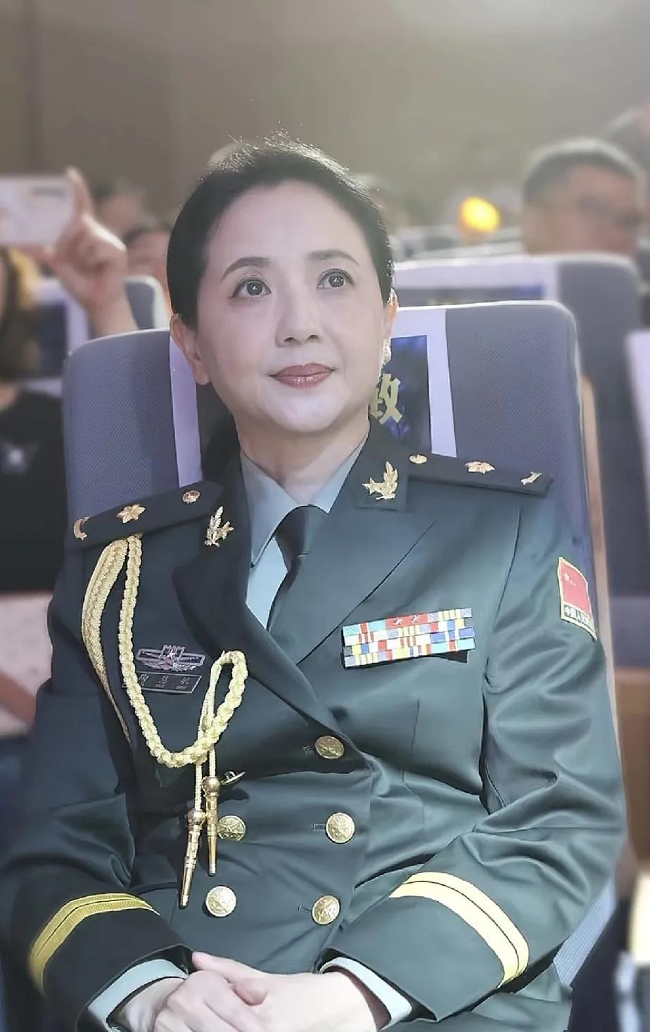 陶慧敏原来也是曾经参加过部队，是一名文职干部，1996年，她正式加入南京军区前线