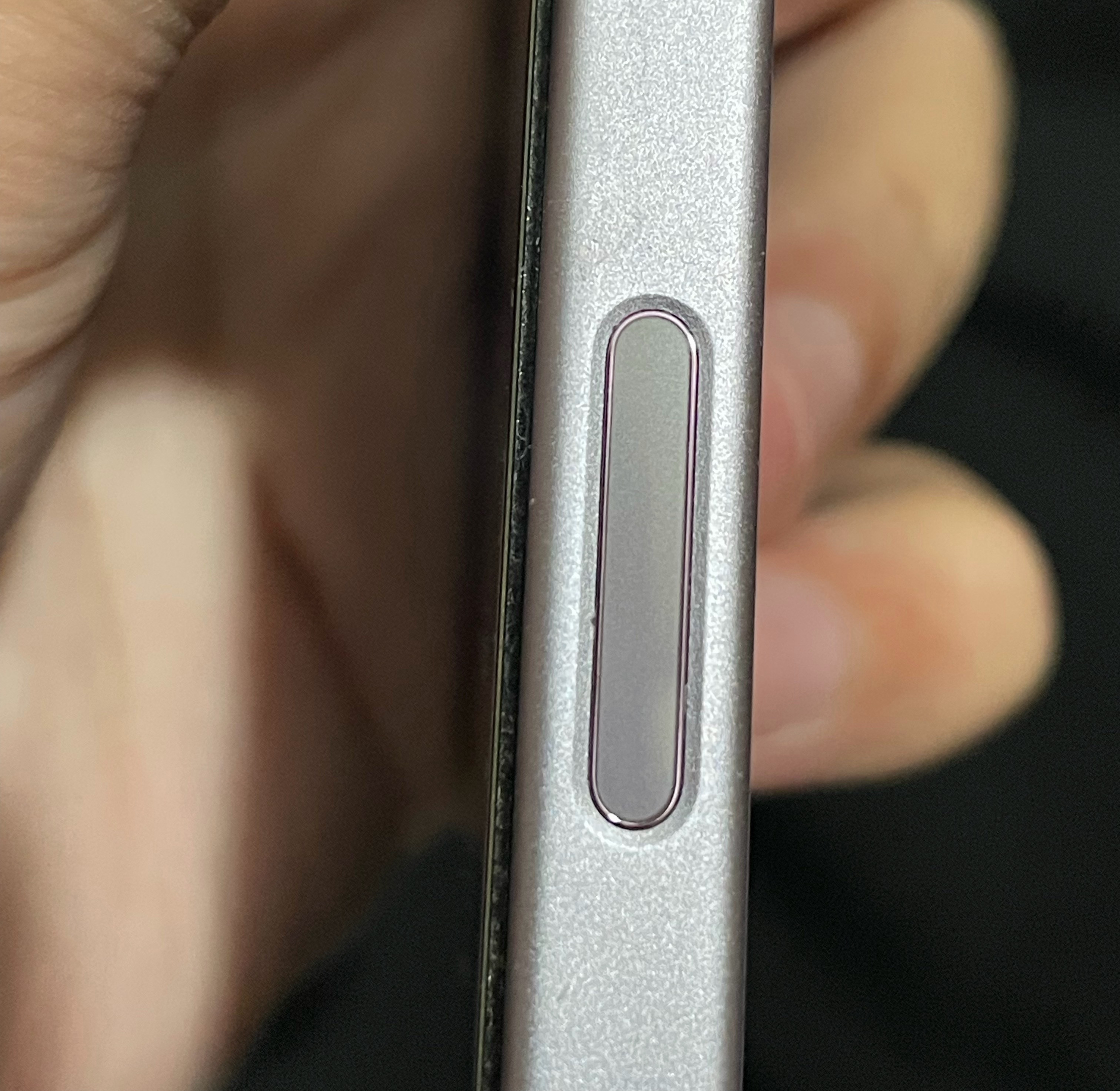 我的iPhone17相机按钮那确实是掉漆了，不是灰尘什么的，怎么擦都擦不掉，就是