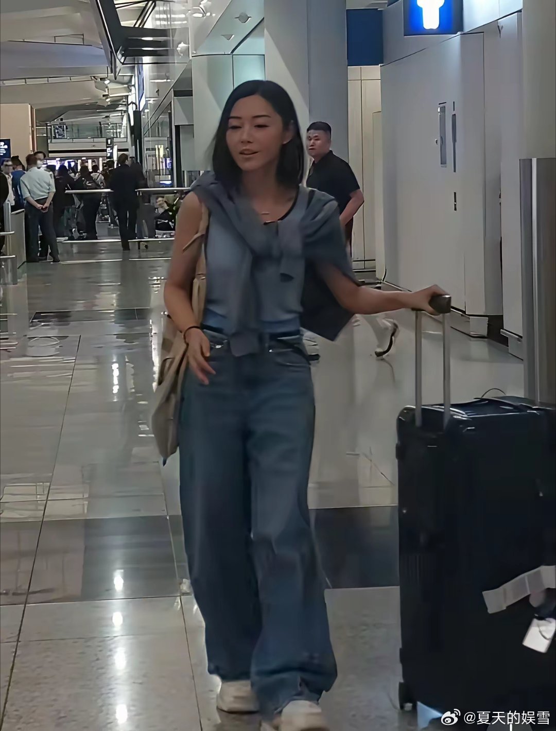 “百花奖影后”卫诗雅回到香港了，港媒晒出了她在机场的画面，身边竟然连一个拿包包的