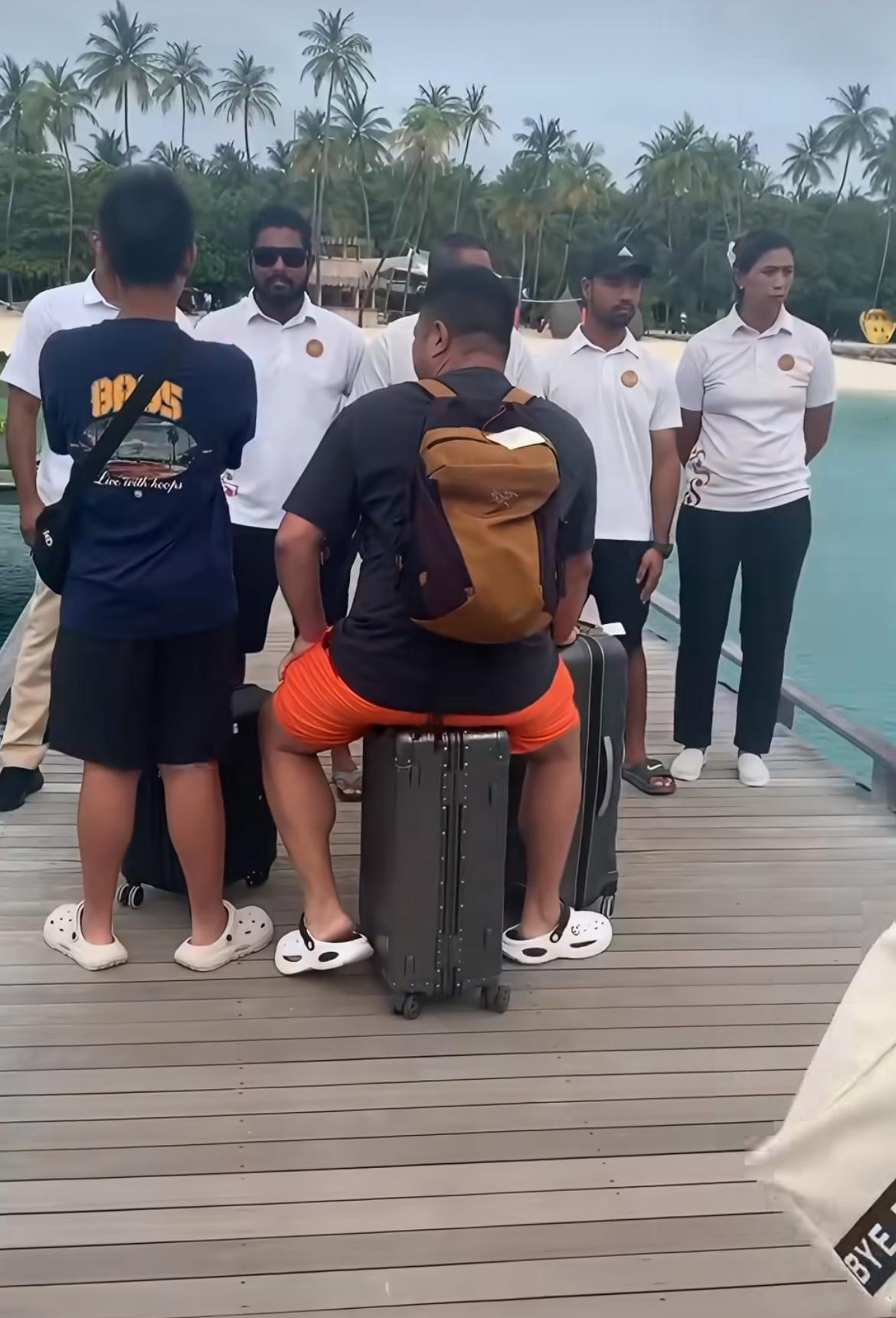 中国游客吐槽在马尔代夫遭遇囚禁，他们被岛上的工作人员拦住不让走在禧亚世嘉岛，