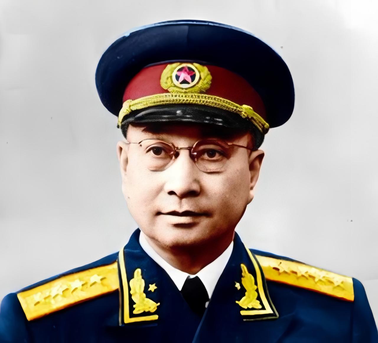 西南军区司令员是贺龙，副司令员有三位，即陈赓，李达和周士第。1955年西南军区撤