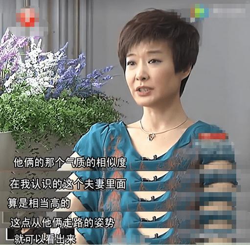 主持人王雪纯说：“康辉和他老婆刘雅洁，他们两人都不会做饭，因为我们都住在一个院子