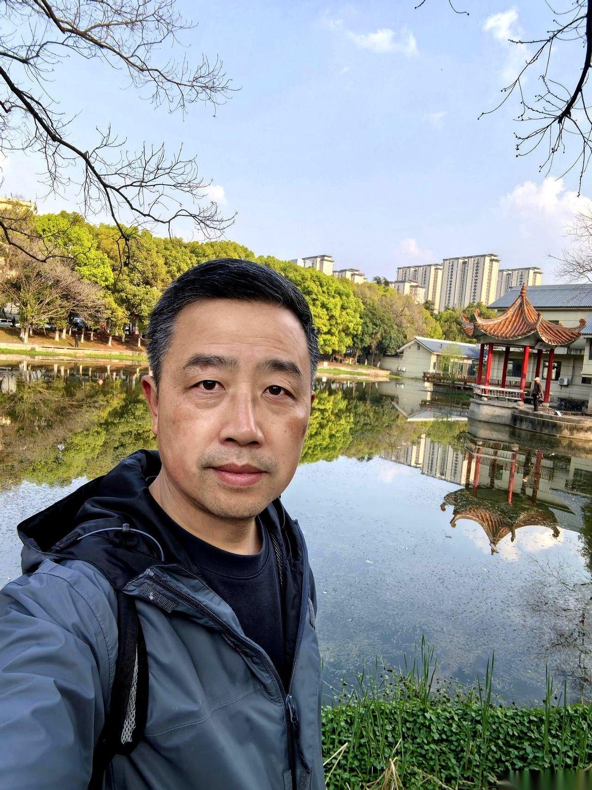 我睡得正香。一双满是酒气和河水味儿的手，总会把我从被窝里捞出来，架在腿上。外公就