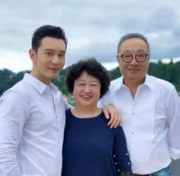 才发现，黄晓明原来长得像爸爸，71岁黄妈妈面相好和善，穿紫色礼裙耀眼又高贵，一家