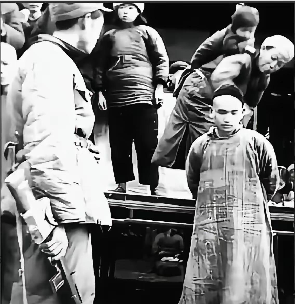 1953年，民兵连长南京出差，路遇街巷，听到商贩夫妻吵架，男人骂人的声音，一下吸