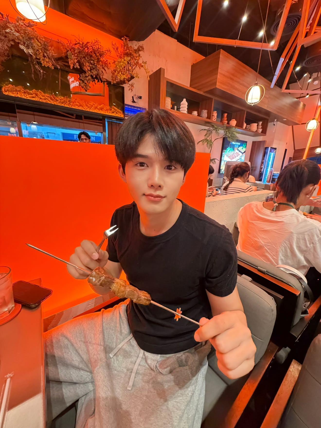 两口子美美外食中😋​​​