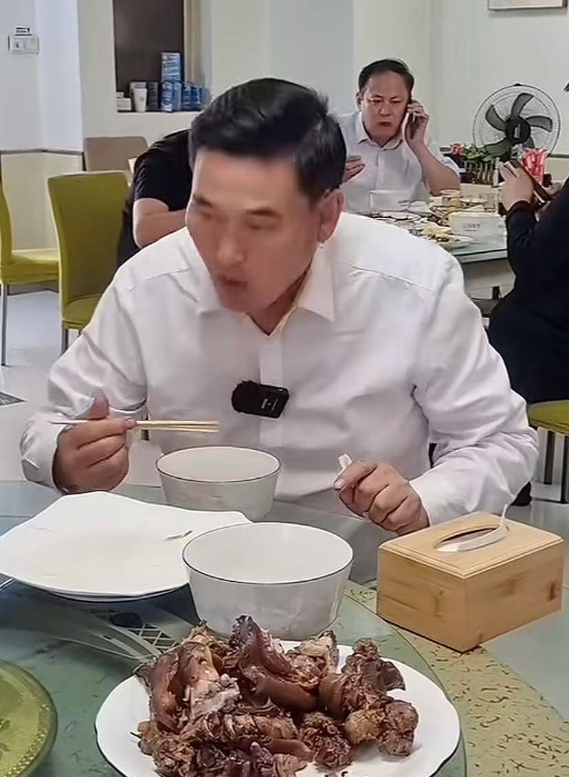 大衣哥一打扮，马上又成大帅哥了，大背头，头发打的铮亮，白衬衣一上身，年轻五岁。大