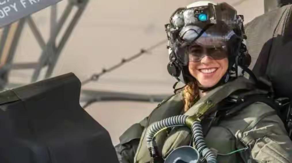 “我永远不想回美国生活！在中国生活是我一生中最幸福的时刻！”美国女机长金贝丽·汉