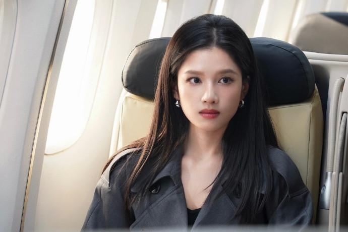 张婧仪兰蔻短片花絮图，好像电影大片的一幕幕，而且是美到随便一截都是神图的那种