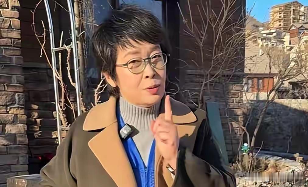 央视主持人张越早年主持《半边天》时体型丰满，她曾坦言发胖源于先天易胖体质，加上本