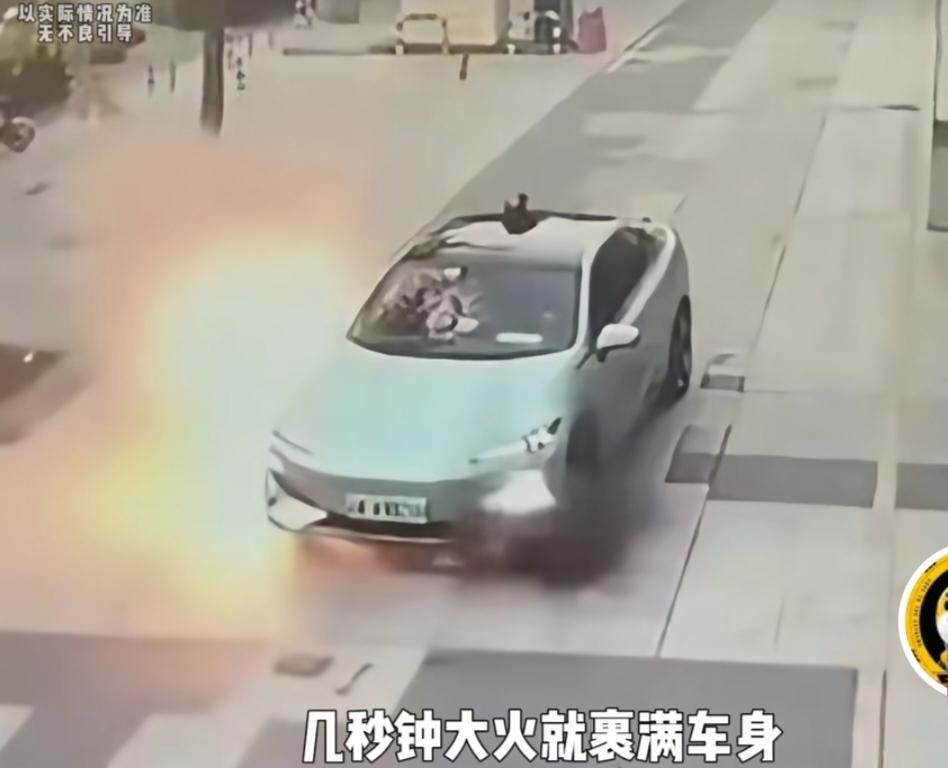 电车起火燃爆像烟花,原因成谜,现场惊险!刺激啊!在苏州工业园,一辆电动车突然烧