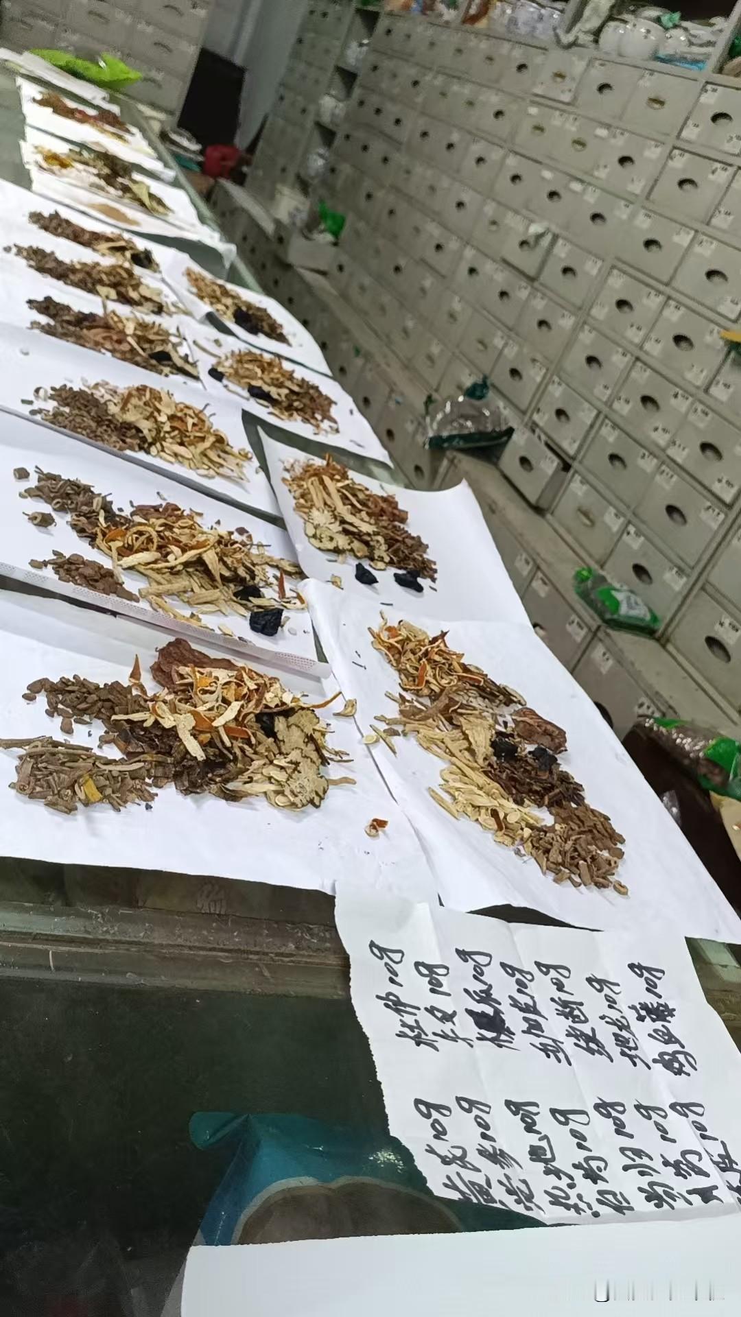父亲又将他丢了几十年的医书捡起来研究了呀！尽管他的眼睛一只已经失明另外一只只有一