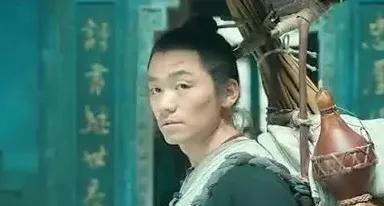故事：古代有一男子到济南闲逛，忽听一女人的声音传来：“太无聊了，可有人来比试一番