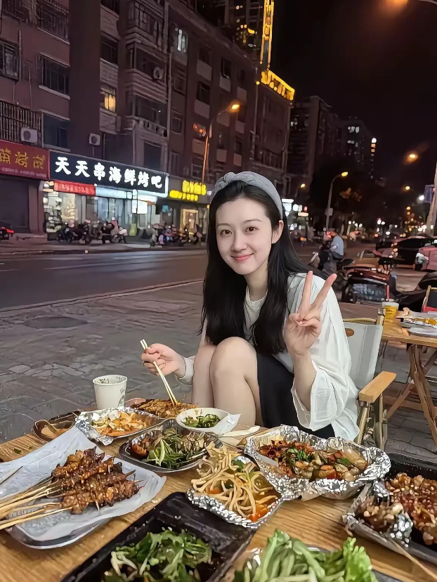 请这样的女生吃饭，一顿饭花150元，值不值得？