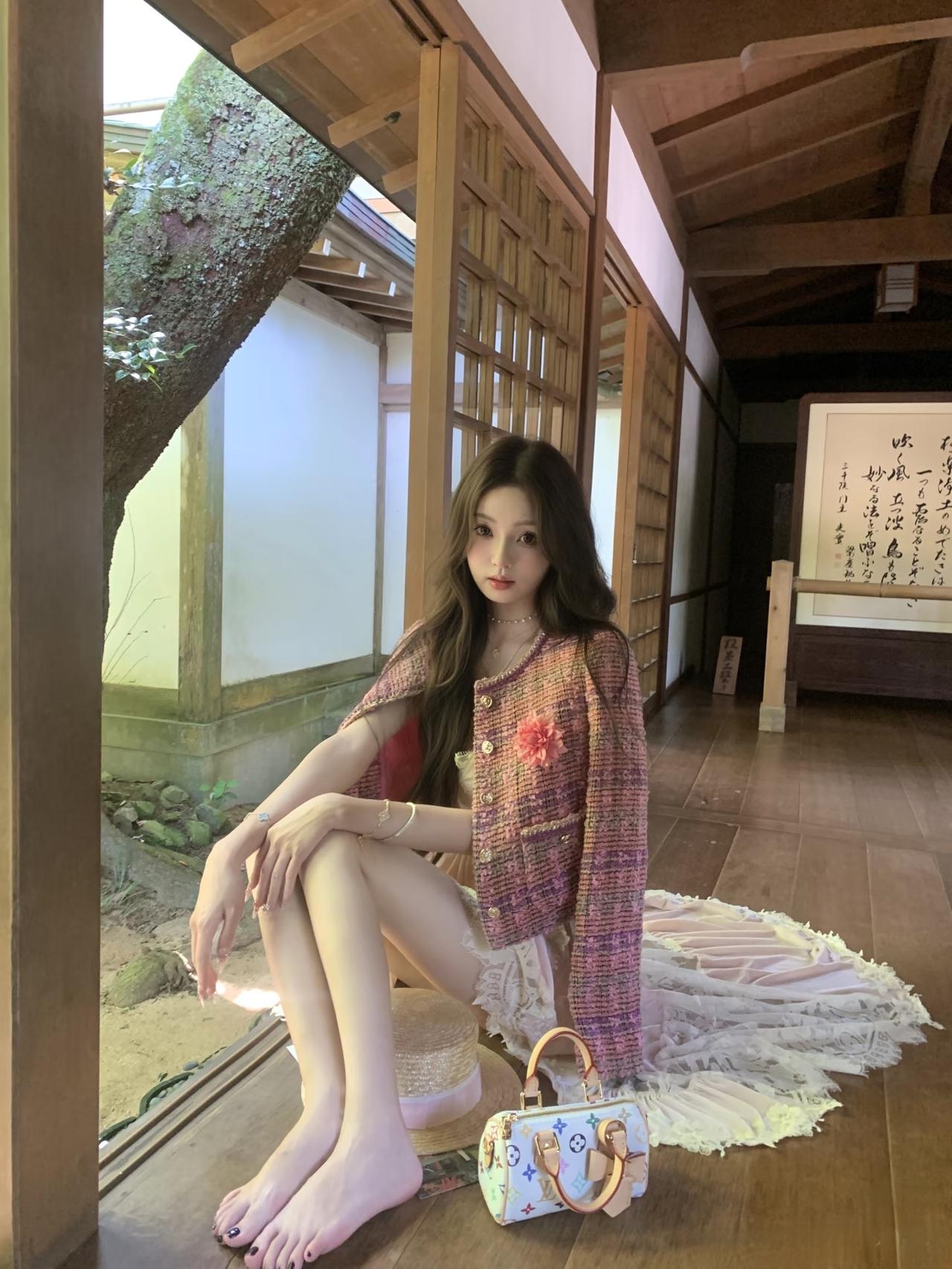 要说王思聪处过的对象里，懒懒这姑娘算是最拎得清的。分手的时候人家一声没吭，该