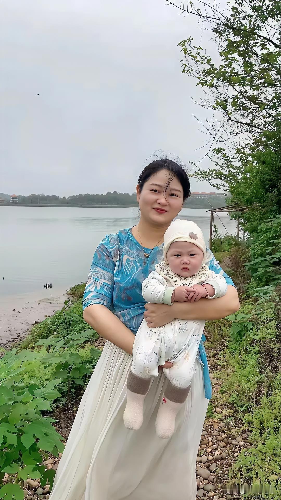 母爱似潺潺流水，温柔地呵护着宝宝，宝宝在妈妈温暖的怀抱中，恬静地进入了梦乡。温柔