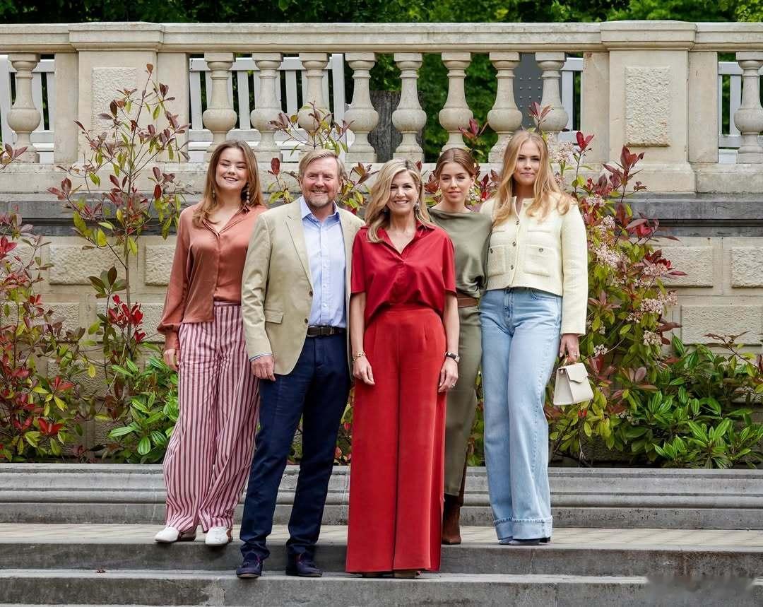 荷兰王室🇳🇱5月21日，国王夫妇和三个女儿奥兰治凯瑟琳娜-阿玛莉娅公主、阿