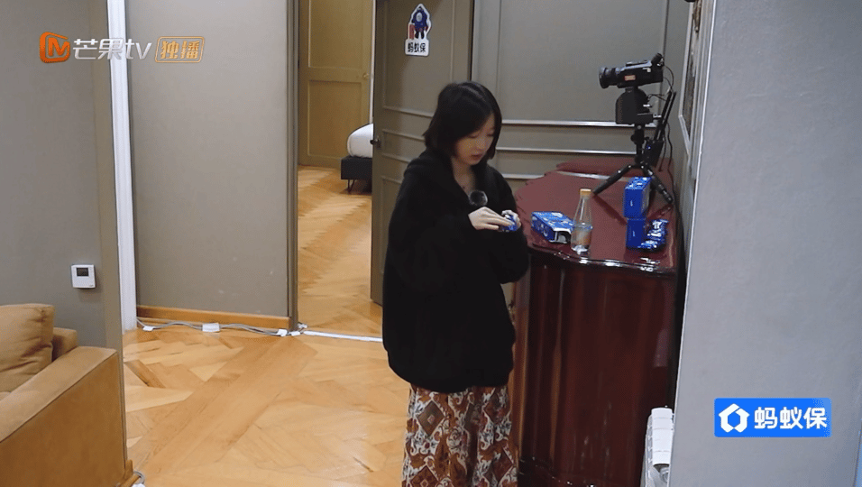 周冬雨花少素颜出镜邓为吓周冬雨的素颜在花少狠狠出圈，大方直面综艺高清镜头，笑起来