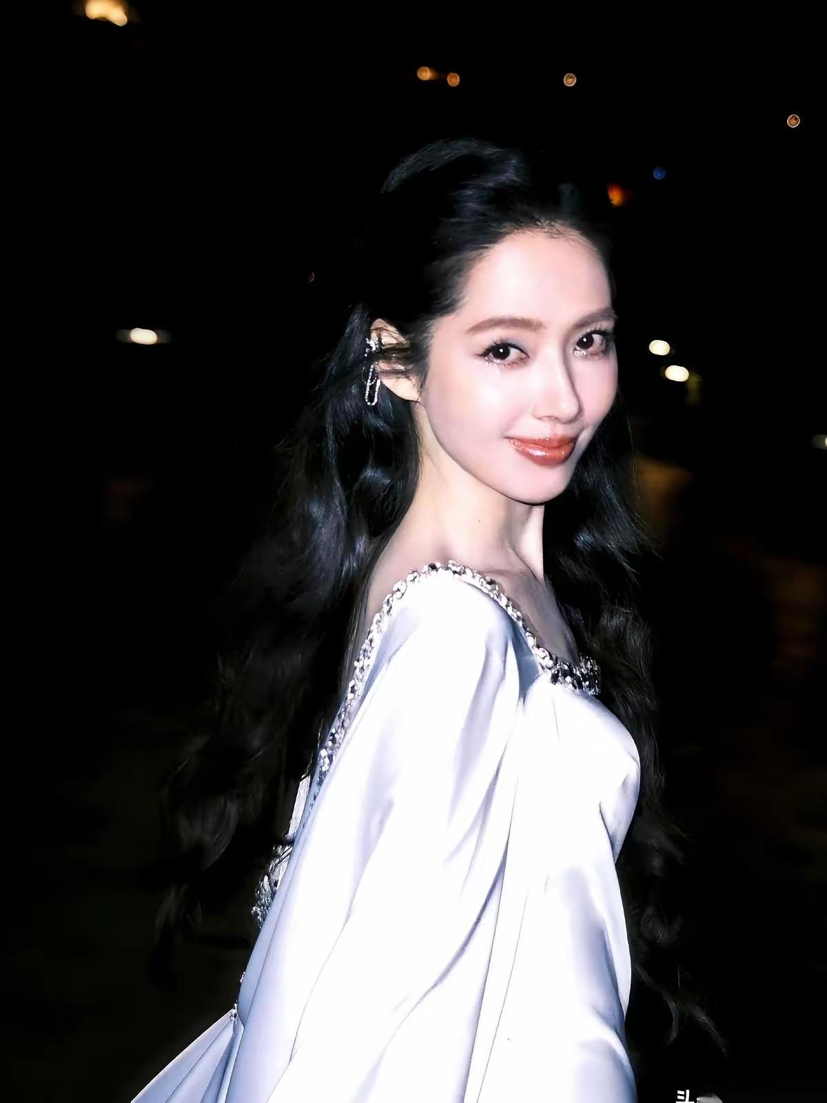 郭碧婷那个采访，来回看三遍，越品越觉得这姐们是真清醒——哪是什么豪门太太说场面话