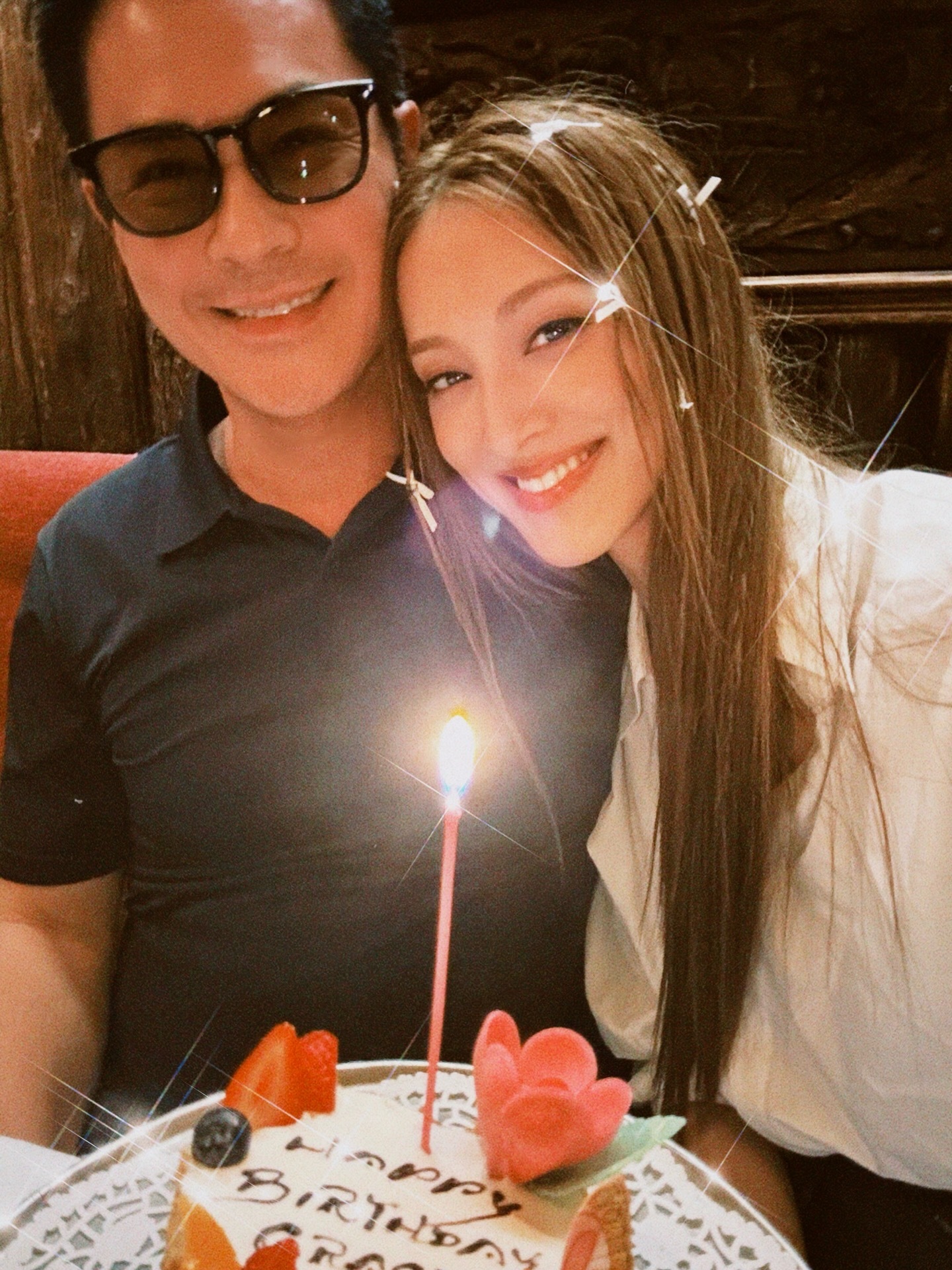 郑嘉颖和三个儿子为陈凯琳庆祝35岁生日