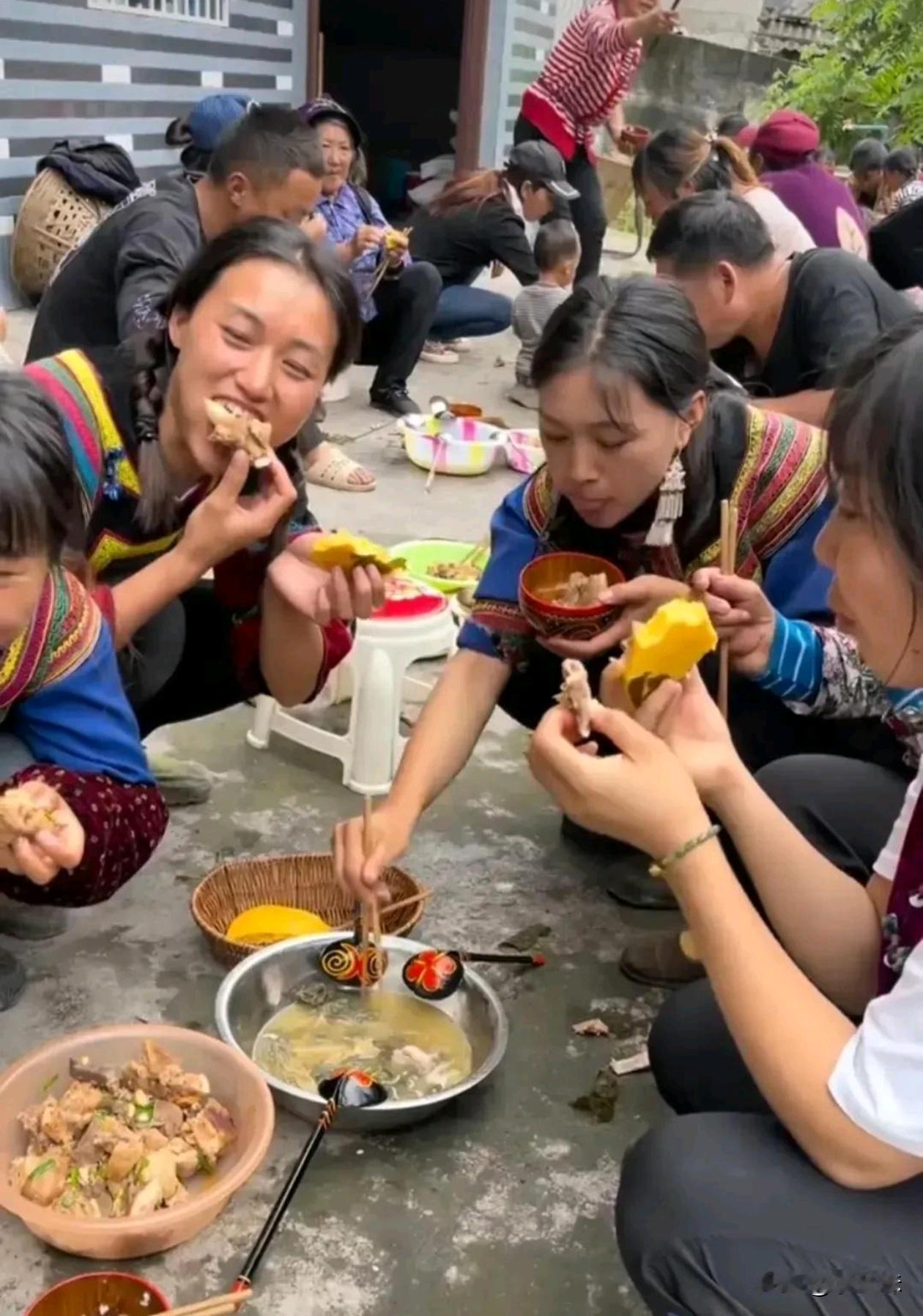 这是哪个地方的民俗文化？吃饭很接地气