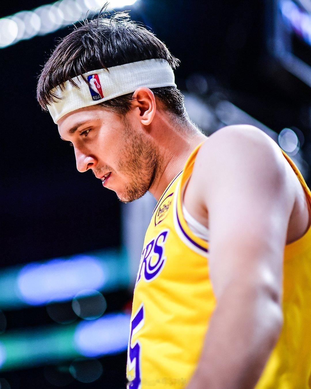 侮辱性极强？据ESPN记者拉莫娜·谢尔伯恩报道：“湖人曾为留下里夫斯，专门筹备了
