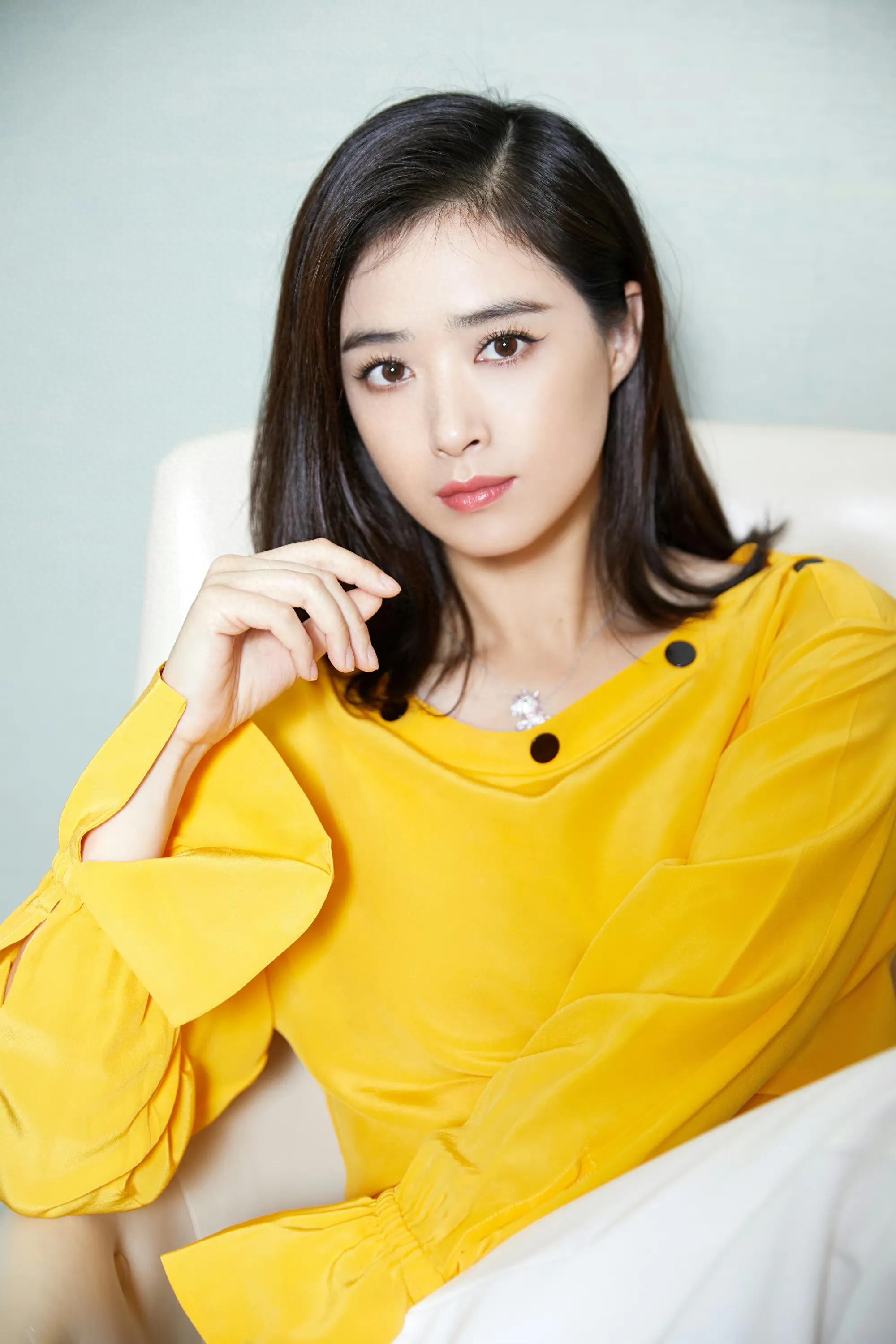 女星蒋欣时尚写真：秀外慧中、钟灵毓秀
