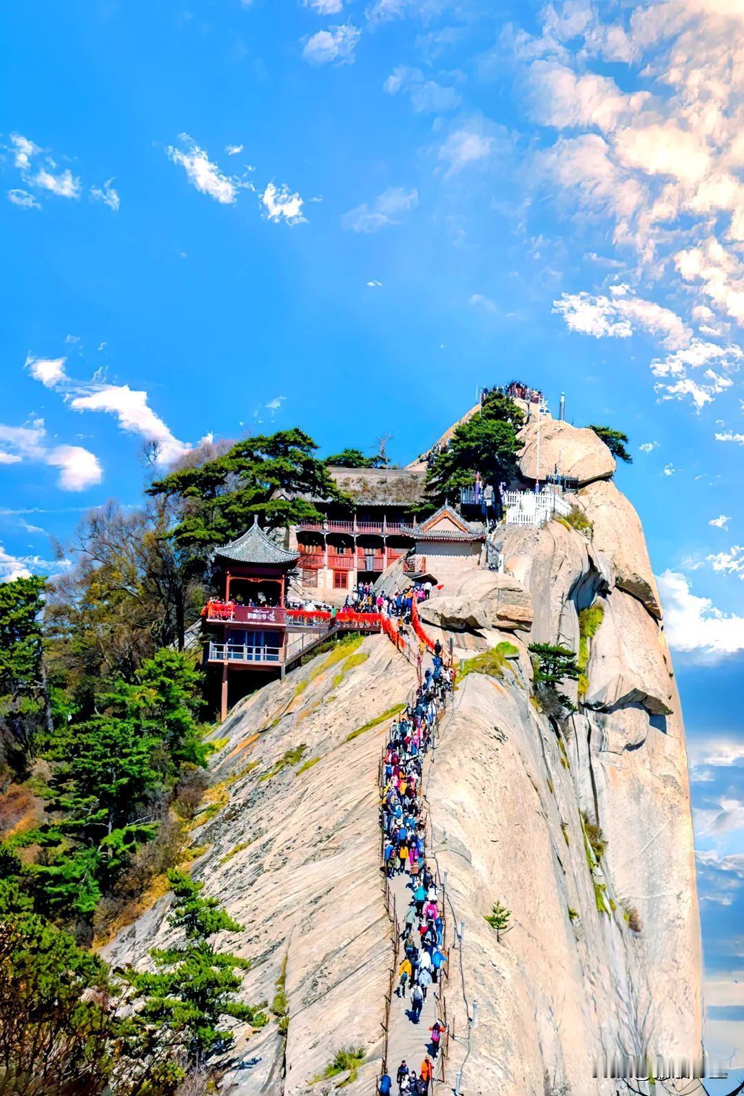 为何华山出片，泰山却很难出片核心一句话：华山天生“视觉冲击力强”，泰山主打“