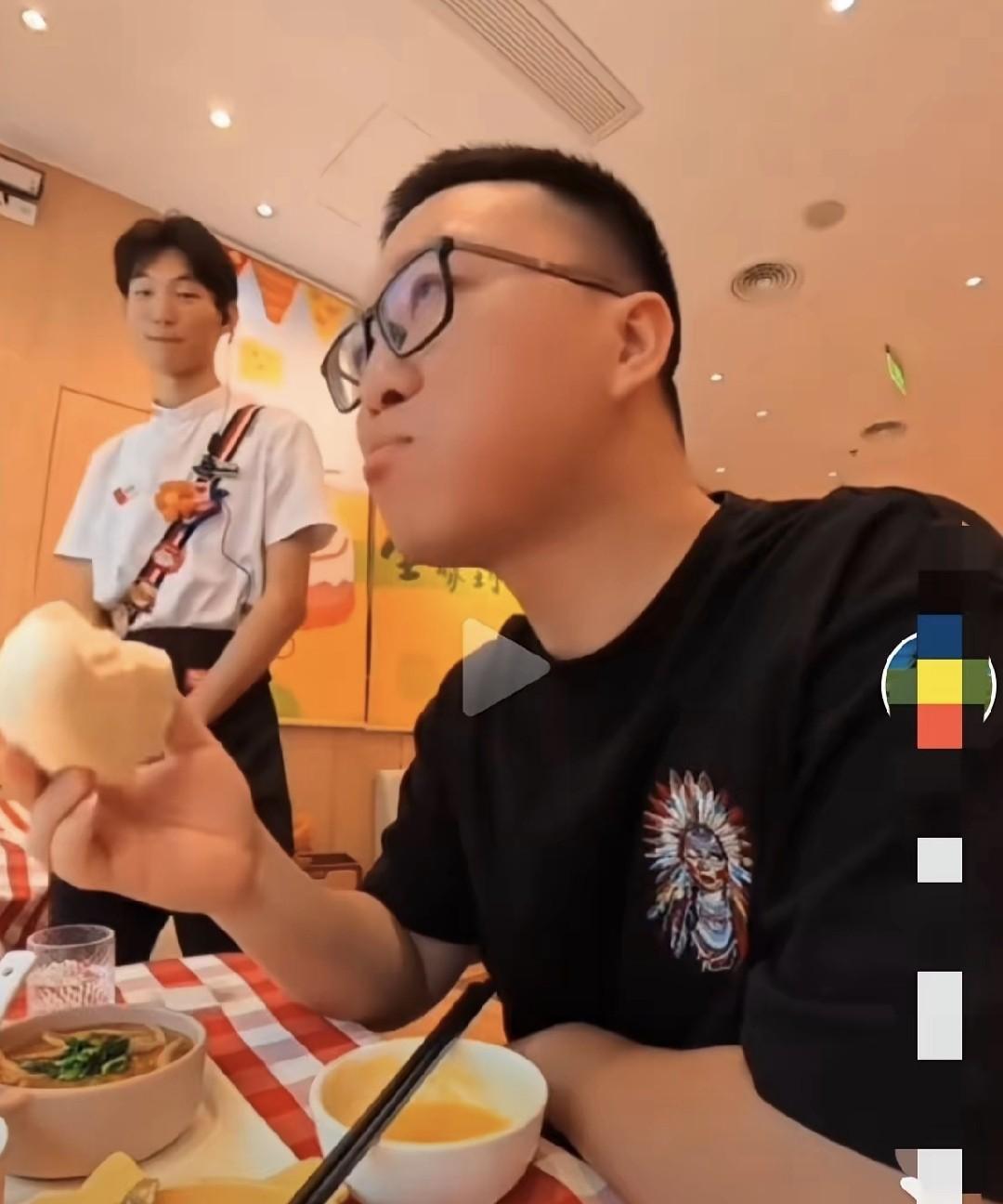 把普通的饭菜吃出“世间美味”的，估计也只有西贝了，先有“销魂姐”后有“馒头哥”，
