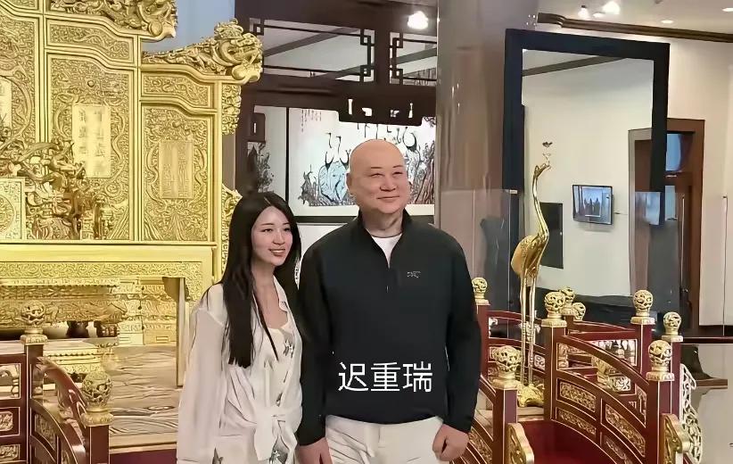 他旁边的这位美女，年轻貌美，看起来俩人很亲近，应该是熟人吧！你知道她是谁？